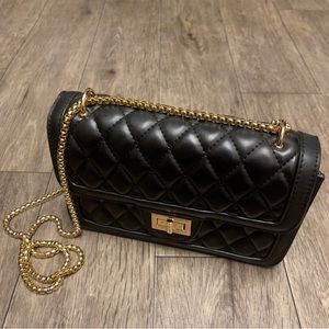 BLACK LINK CROSSBODY BAG.